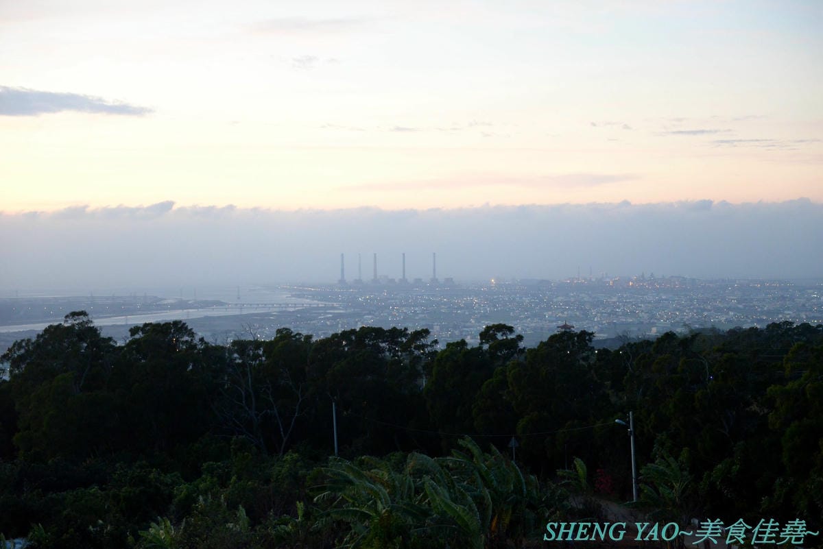 [台中大肚]萬里嵐 – 座落在藍色公路旁登山步道上的夜景餐廳,視野遼闊,幾可遠眺大半個海線地區,夕陽晚霞景色和燈光點點的夜景都好美,店家夜晚還會打上藍色燈光,整個散發出藍光,超閃 !!餐點