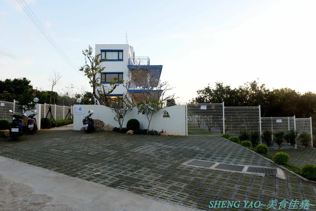 [台中大肚]萬里嵐 – 座落在藍色公路旁登山步道上的夜景餐廳,視野遼闊,幾可遠眺大半個海線地區,夕陽晚霞景色和燈光點點的夜景都好美,店家夜晚還會打上藍色燈光,整個散發出藍光,超閃 !!餐點
