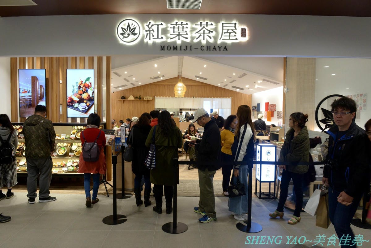 [台中梧棲]鎌倉紅葉茶屋 台中三井店 – 日本超人氣和式CAFE台灣一號店,台灣店特別推出多種輕懷食風定食,另外甜點也有台灣限定口味的,甜食比定食更推一些,招牌的木盒子裝提拉米蘇和聖代絕對