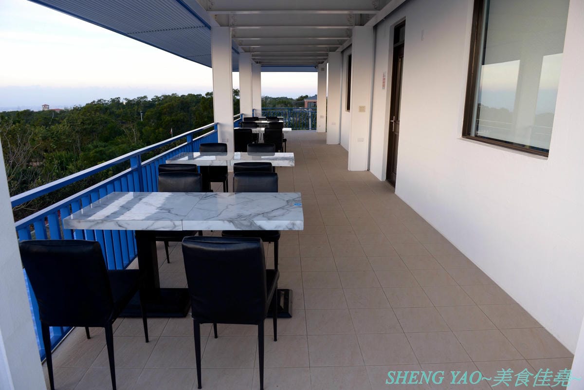[台中大肚]萬里嵐 – 座落在藍色公路旁登山步道上的夜景餐廳,視野遼闊,幾可遠眺大半個海線地區,夕陽晚霞景色和燈光點點的夜景都好美,店家夜晚還會打上藍色燈光,整個散發出藍光,超閃 !!餐點