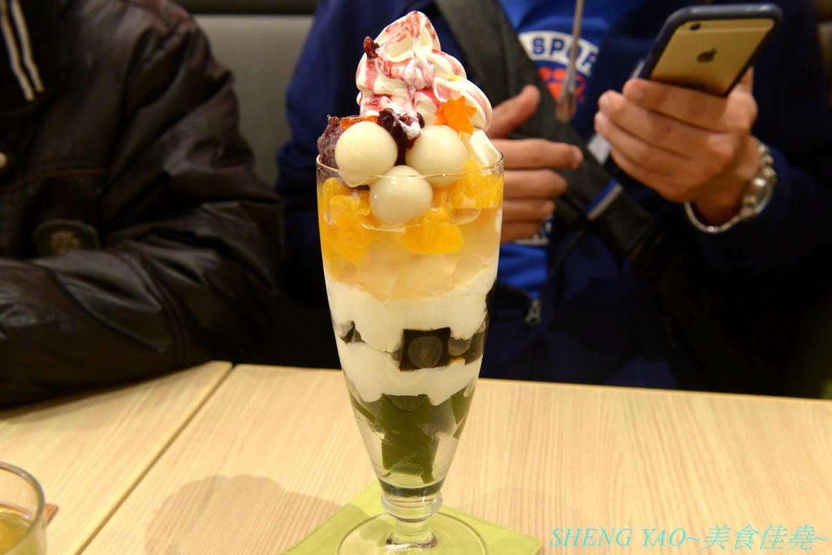 [台中梧棲]鎌倉紅葉茶屋 台中三井店 – 日本超人氣和式CAFE台灣一號店,台灣店特別推出多種輕懷食風定食,另外甜點也有台灣限定口味的,甜食比定食更推一些,招牌的木盒子裝提拉米蘇和聖代絕對