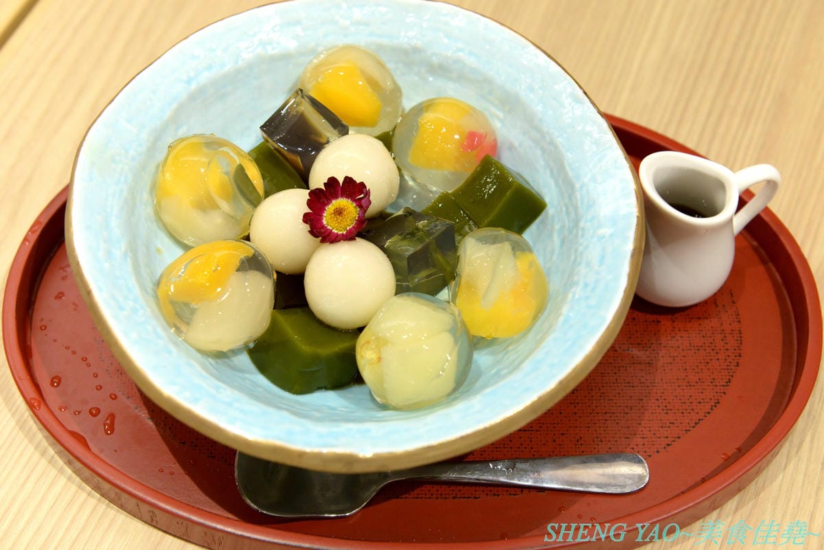 [台中梧棲]鎌倉紅葉茶屋 台中三井店 – 日本超人氣和式CAFE台灣一號店,台灣店特別推出多種輕懷食風定食,另外甜點也有台灣限定口味的,甜食比定食更推一些,招牌的木盒子裝提拉米蘇和聖代絕對