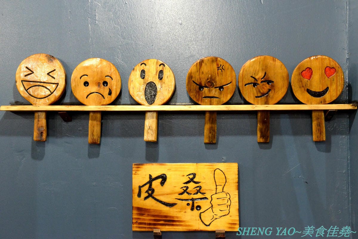 [台中龍井]皮桑 – 東海商圈附近新開的深夜食堂,餐點以炒麵、炸物為主,口味OK還不錯吃,木製手作風裝潢超有特色,很多小東西都超有梗,拍照打卡好地方,現在打卡還能玩轉盤抽餐點喔。