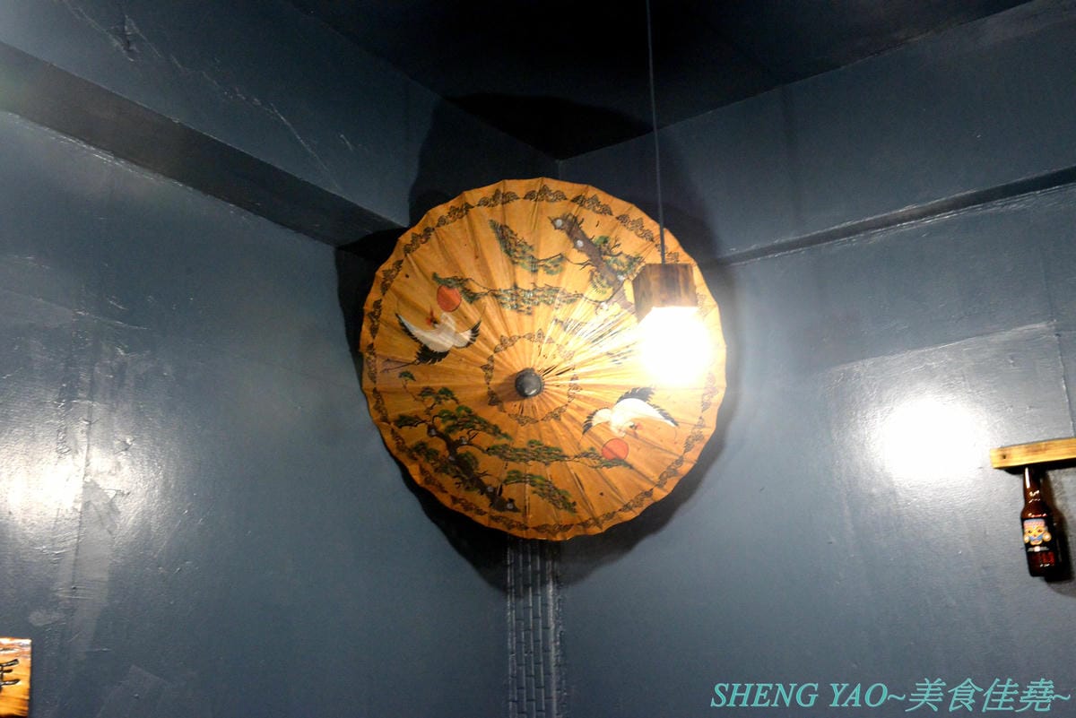 [台中龍井]皮桑 – 東海商圈附近新開的深夜食堂,餐點以炒麵、炸物為主,口味OK還不錯吃,木製手作風裝潢超有特色,很多小東西都超有梗,拍照打卡好地方,現在打卡還能玩轉盤抽餐點喔。