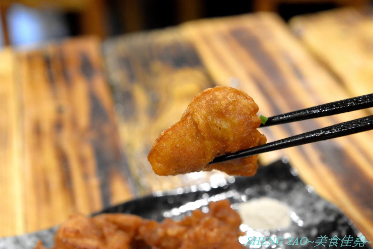 [台中龍井]皮桑 – 東海商圈附近新開的深夜食堂,餐點以炒麵、炸物為主,口味OK還不錯吃,木製手作風裝潢超有特色,很多小東西都超有梗,拍照打卡好地方,現在打卡還能玩轉盤抽餐點喔。