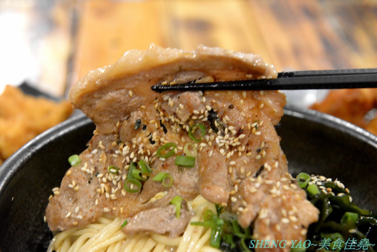 [台中龍井]皮桑 – 東海商圈附近新開的深夜食堂,餐點以炒麵、炸物為主,口味OK還不錯吃,木製手作風裝潢超有特色,很多小東西都超有梗,拍照打卡好地方,現在打卡還能玩轉盤抽餐點喔。