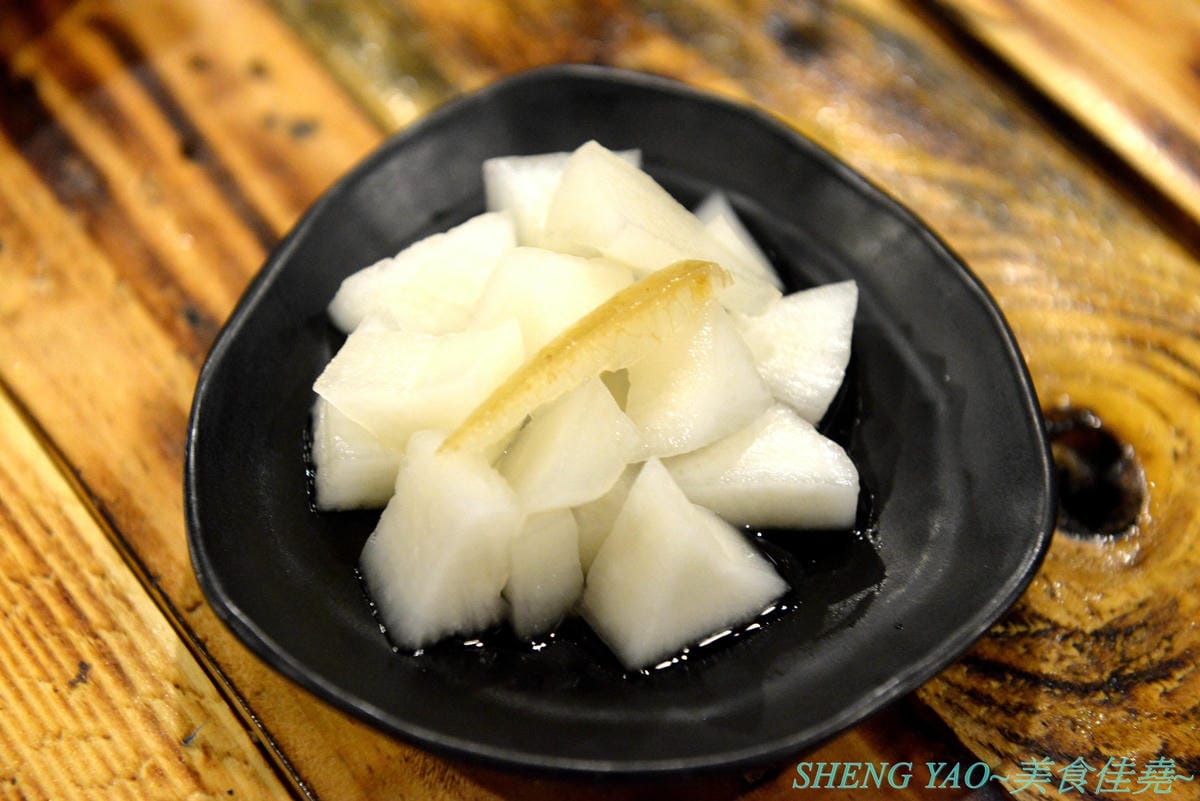 [台中龍井]皮桑 – 東海商圈附近新開的深夜食堂,餐點以炒麵、炸物為主,口味OK還不錯吃,木製手作風裝潢超有特色,很多小東西都超有梗,拍照打卡好地方,現在打卡還能玩轉盤抽餐點喔。