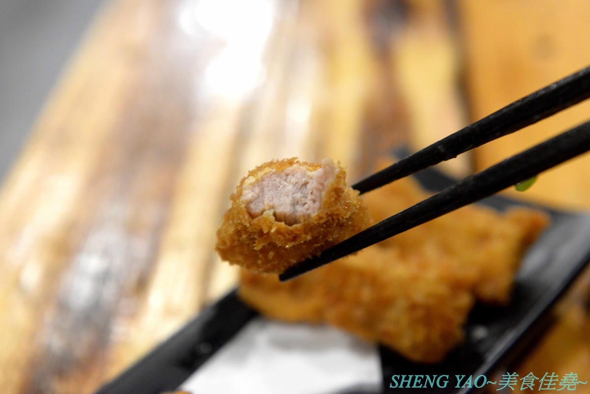 [台中龍井]皮桑 – 東海商圈附近新開的深夜食堂,餐點以炒麵、炸物為主,口味OK還不錯吃,木製手作風裝潢超有特色,很多小東西都超有梗,拍照打卡好地方,現在打卡還能玩轉盤抽餐點喔。