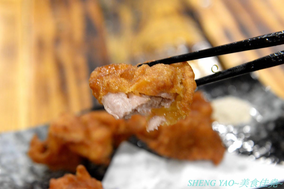 [台中龍井]皮桑 – 東海商圈附近新開的深夜食堂,餐點以炒麵、炸物為主,口味OK還不錯吃,木製手作風裝潢超有特色,很多小東西都超有梗,拍照打卡好地方,現在打卡還能玩轉盤抽餐點喔。