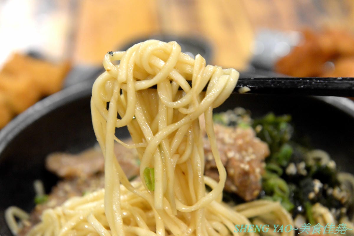 [台中龍井]皮桑 – 東海商圈附近新開的深夜食堂,餐點以炒麵、炸物為主,口味OK還不錯吃,木製手作風裝潢超有特色,很多小東西都超有梗,拍照打卡好地方,現在打卡還能玩轉盤抽餐點喔。