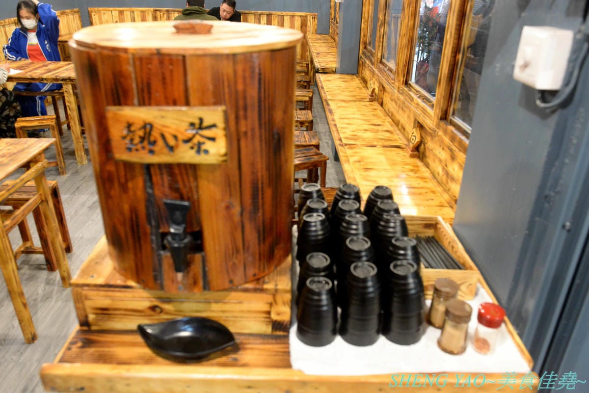 [台中龍井]皮桑 – 東海商圈附近新開的深夜食堂,餐點以炒麵、炸物為主,口味OK還不錯吃,木製手作風裝潢超有特色,很多小東西都超有梗,拍照打卡好地方,現在打卡還能玩轉盤抽餐點喔。
