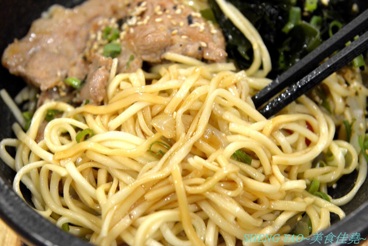 [台中龍井]皮桑 – 東海商圈附近新開的深夜食堂,餐點以炒麵、炸物為主,口味OK還不錯吃,木製手作風裝潢超有特色,很多小東西都超有梗,拍照打卡好地方,現在打卡還能玩轉盤抽餐點喔。