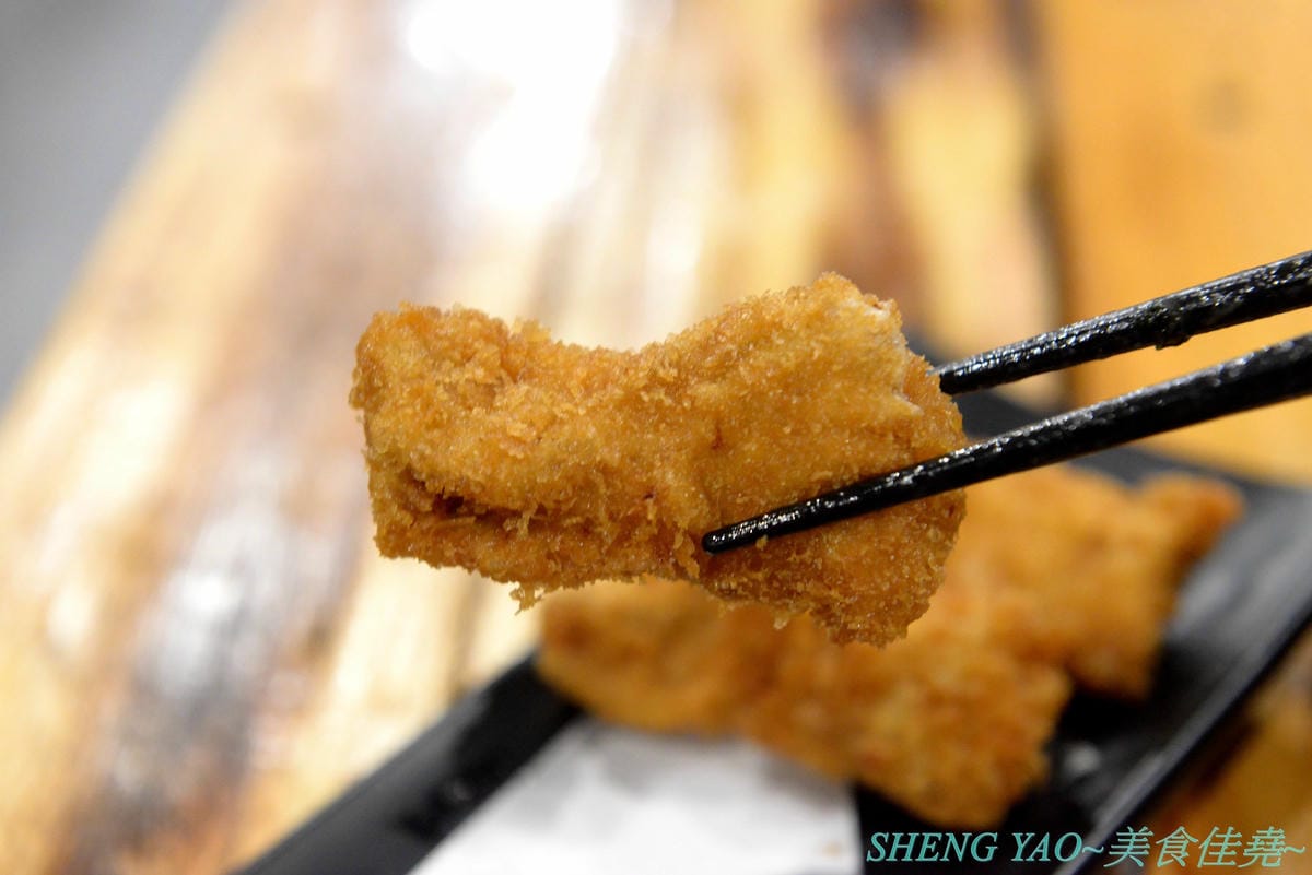 [台中龍井]皮桑 – 東海商圈附近新開的深夜食堂,餐點以炒麵、炸物為主,口味OK還不錯吃,木製手作風裝潢超有特色,很多小東西都超有梗,拍照打卡好地方,現在打卡還能玩轉盤抽餐點喔。