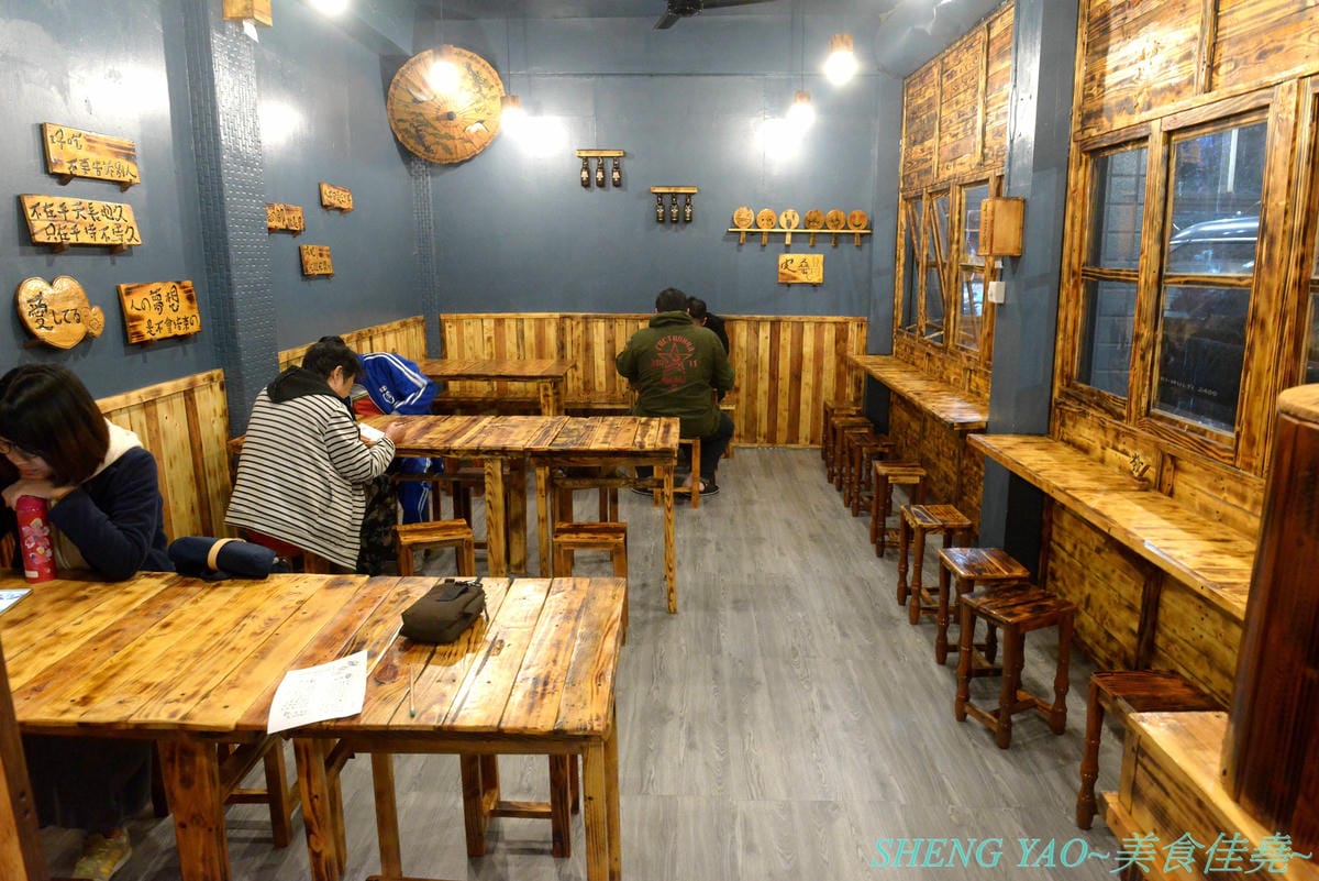 [台中龍井]皮桑 – 東海商圈附近新開的深夜食堂,餐點以炒麵、炸物為主,口味OK還不錯吃,木製手作風裝潢超有特色,很多小東西都超有梗,拍照打卡好地方,現在打卡還能玩轉盤抽餐點喔。