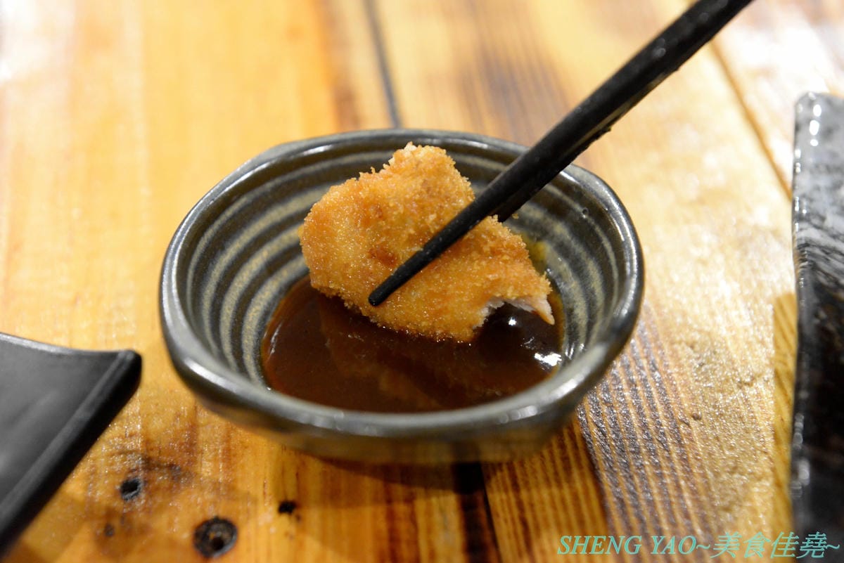 [台中龍井]皮桑 – 東海商圈附近新開的深夜食堂,餐點以炒麵、炸物為主,口味OK還不錯吃,木製手作風裝潢超有特色,很多小東西都超有梗,拍照打卡好地方,現在打卡還能玩轉盤抽餐點喔。