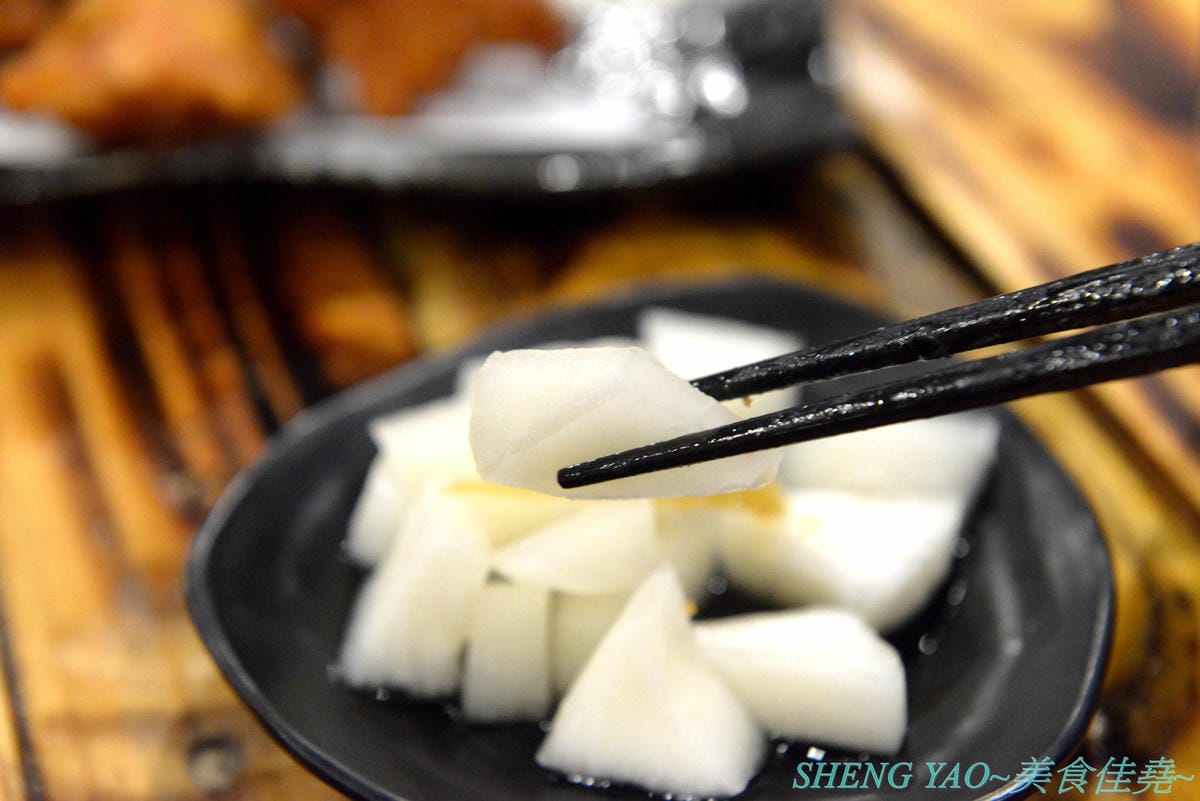 [台中龍井]皮桑 – 東海商圈附近新開的深夜食堂,餐點以炒麵、炸物為主,口味OK還不錯吃,木製手作風裝潢超有特色,很多小東西都超有梗,拍照打卡好地方,現在打卡還能玩轉盤抽餐點喔。