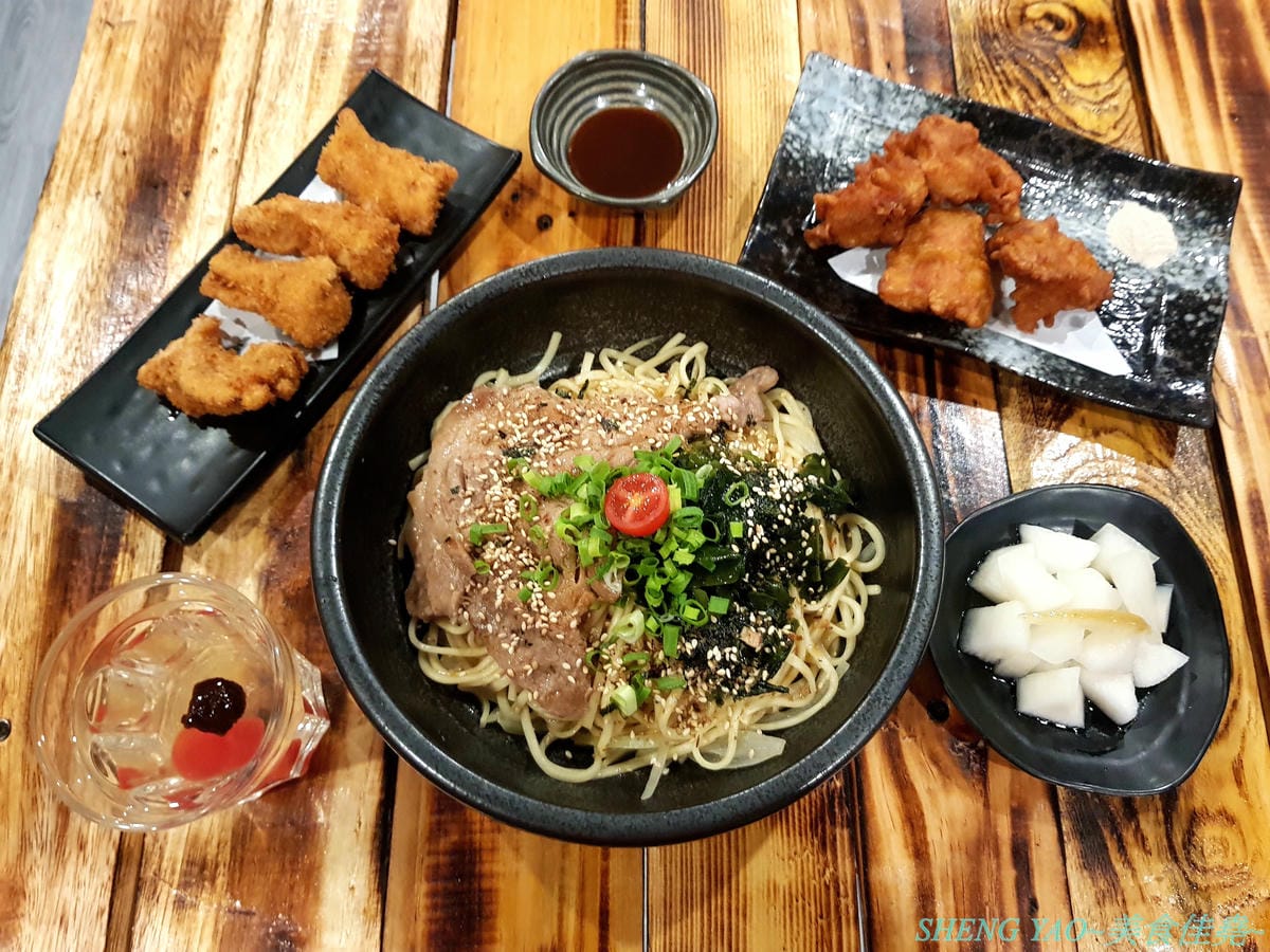 [台中龍井]皮桑 – 東海商圈附近新開的深夜食堂,餐點以炒麵、炸物為主,口味OK還不錯吃,木製手作風裝潢超有特色,很多小東西都超有梗,拍照打卡好地方,現在打卡還能玩轉盤抽餐點喔。