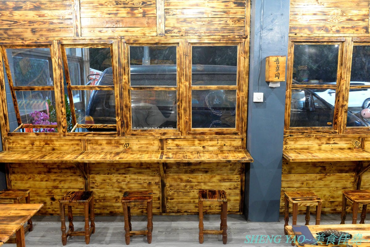 [台中龍井]皮桑 – 東海商圈附近新開的深夜食堂,餐點以炒麵、炸物為主,口味OK還不錯吃,木製手作風裝潢超有特色,很多小東西都超有梗,拍照打卡好地方,現在打卡還能玩轉盤抽餐點喔。