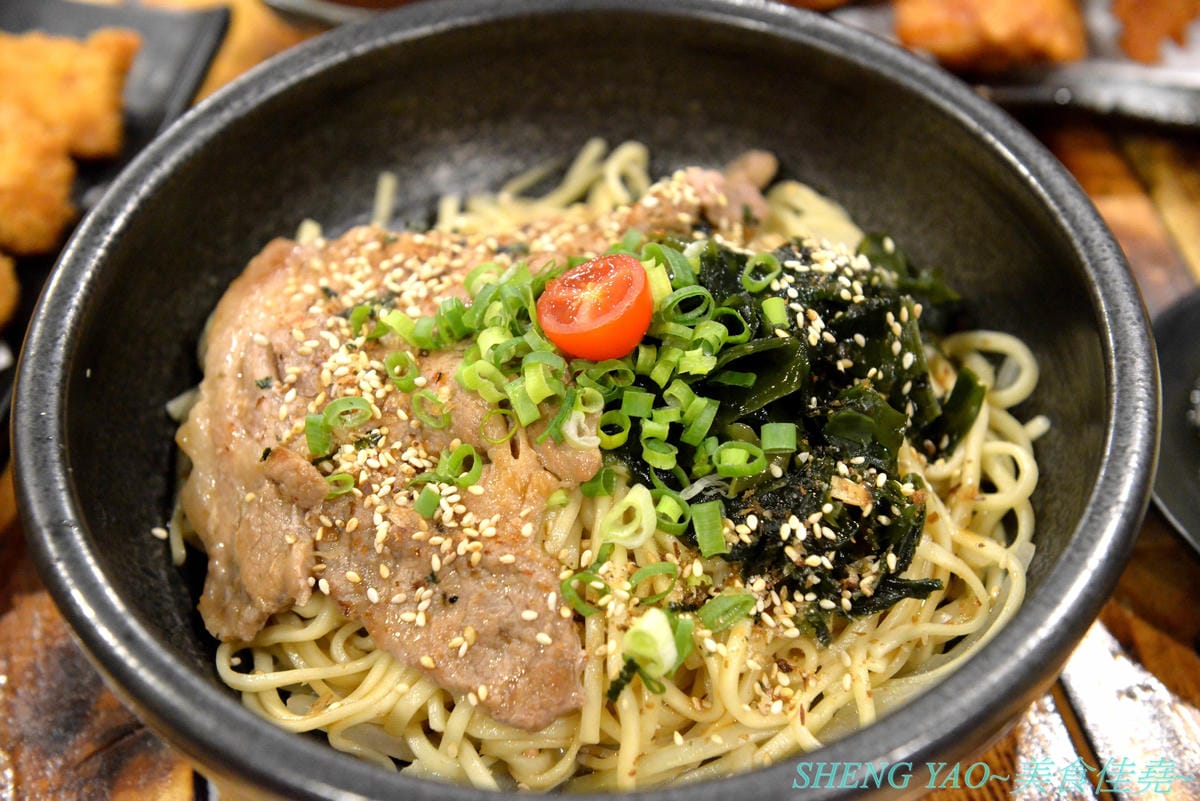 [台中龍井]皮桑 – 東海商圈附近新開的深夜食堂,餐點以炒麵、炸物為主,口味OK還不錯吃,木製手作風裝潢超有特色,很多小東西都超有梗,拍照打卡好地方,現在打卡還能玩轉盤抽餐點喔。
