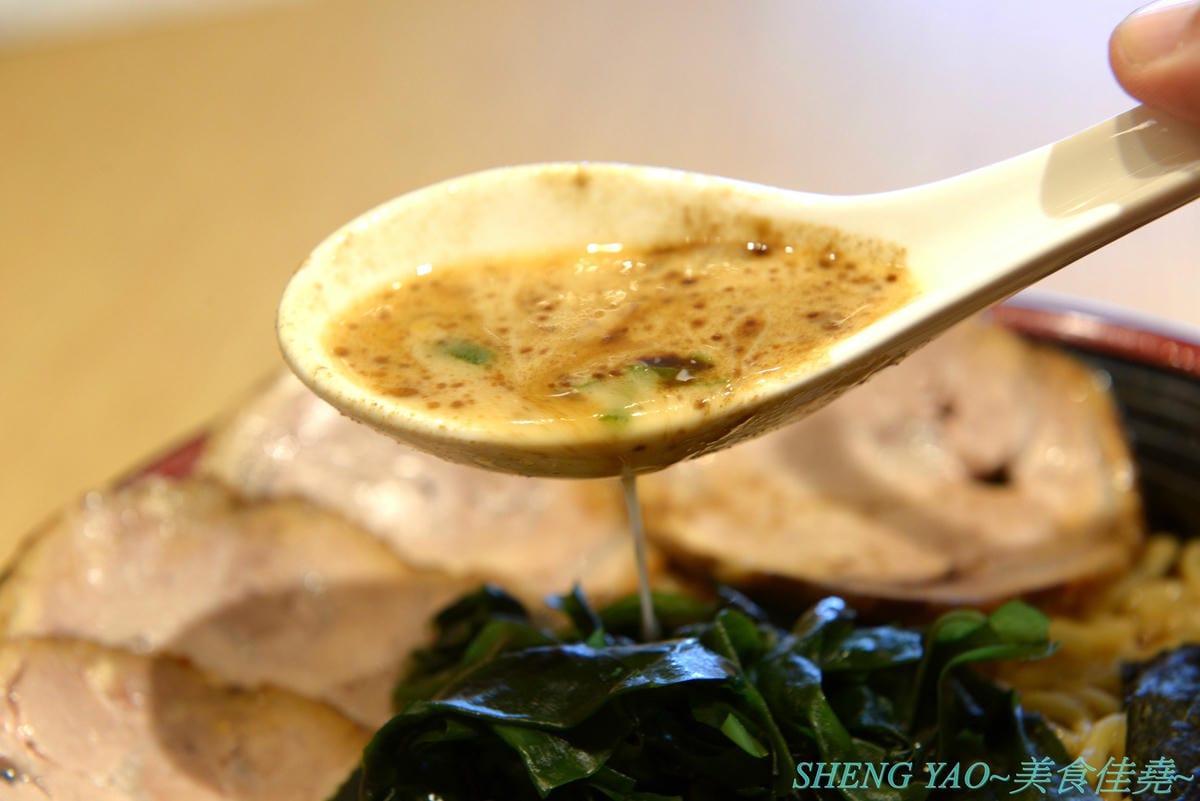 [台中梧棲]屯京拉麵 台中三井店 – 來自東京池袋的人氣豚骨拉麵店,來台灣開店7年台中終於也有分店,日本師傅駐店,湯頭味道濃厚不死鹹,口味討喜好吃,大碗份量不加價,1/1前消費滿888元有送拉麵/