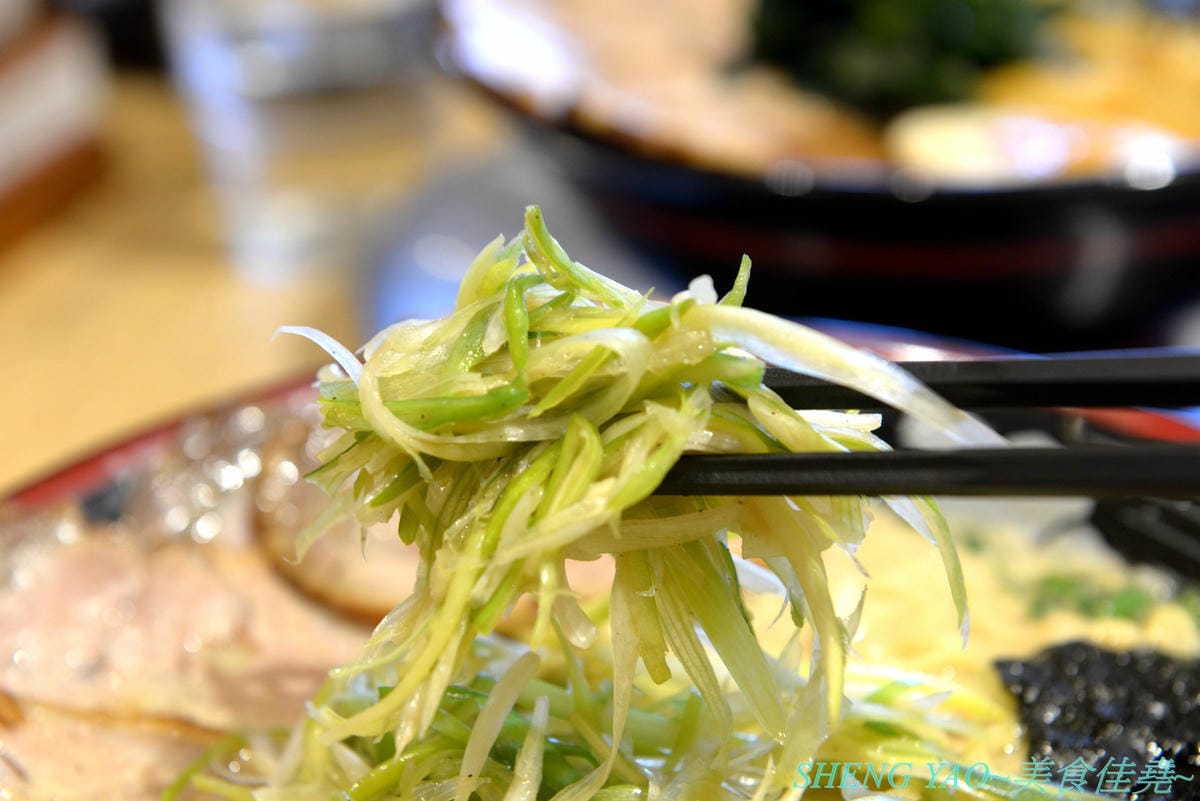 [台中梧棲]屯京拉麵 台中三井店 – 來自東京池袋的人氣豚骨拉麵店,來台灣開店7年台中終於也有分店,日本師傅駐店,湯頭味道濃厚不死鹹,口味討喜好吃,大碗份量不加價,1/1前消費滿888元有送拉麵/