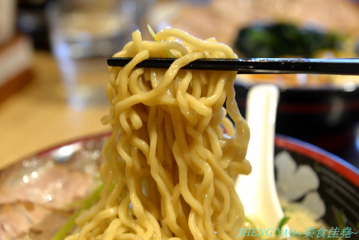 [台中梧棲]屯京拉麵 台中三井店 – 來自東京池袋的人氣豚骨拉麵店,來台灣開店7年台中終於也有分店,日本師傅駐店,湯頭味道濃厚不死鹹,口味討喜好吃,大碗份量不加價,1/1前消費滿888元有送拉麵/