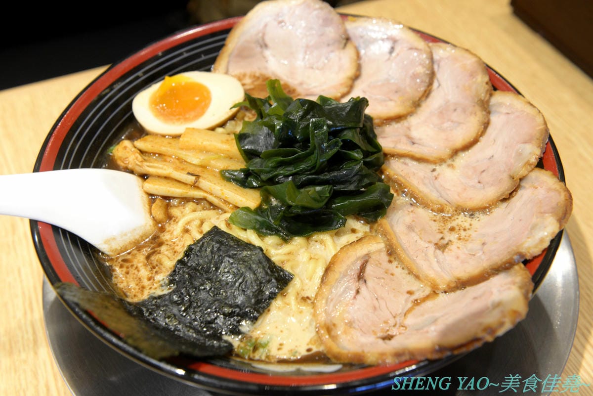 [台中梧棲]屯京拉麵 台中三井店 – 來自東京池袋的人氣豚骨拉麵店,來台灣開店7年台中終於也有分店,日本師傅駐店,湯頭味道濃厚不死鹹,口味討喜好吃,大碗份量不加價,1/1前消費滿888元有送拉麵/