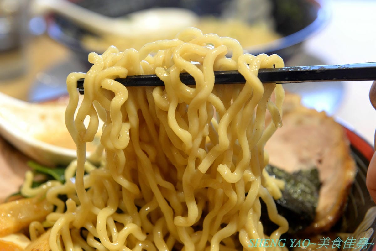 [台中梧棲]屯京拉麵 台中三井店 – 來自東京池袋的人氣豚骨拉麵店,來台灣開店7年台中終於也有分店,日本師傅駐店,湯頭味道濃厚不死鹹,口味討喜好吃,大碗份量不加價,1/1前消費滿888元有送拉麵/