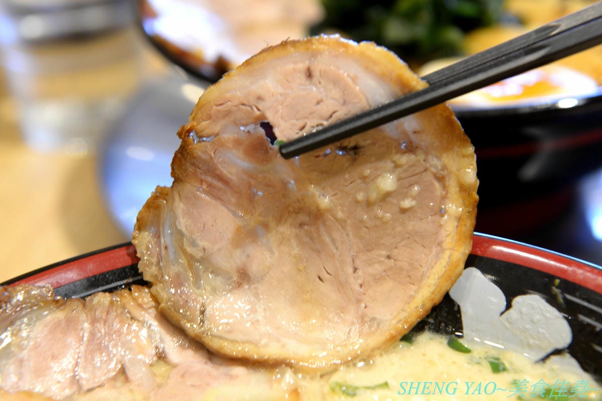 [台中梧棲]屯京拉麵 台中三井店 – 來自東京池袋的人氣豚骨拉麵店,來台灣開店7年台中終於也有分店,日本師傅駐店,湯頭味道濃厚不死鹹,口味討喜好吃,大碗份量不加價,1/1前消費滿888元有送拉麵/