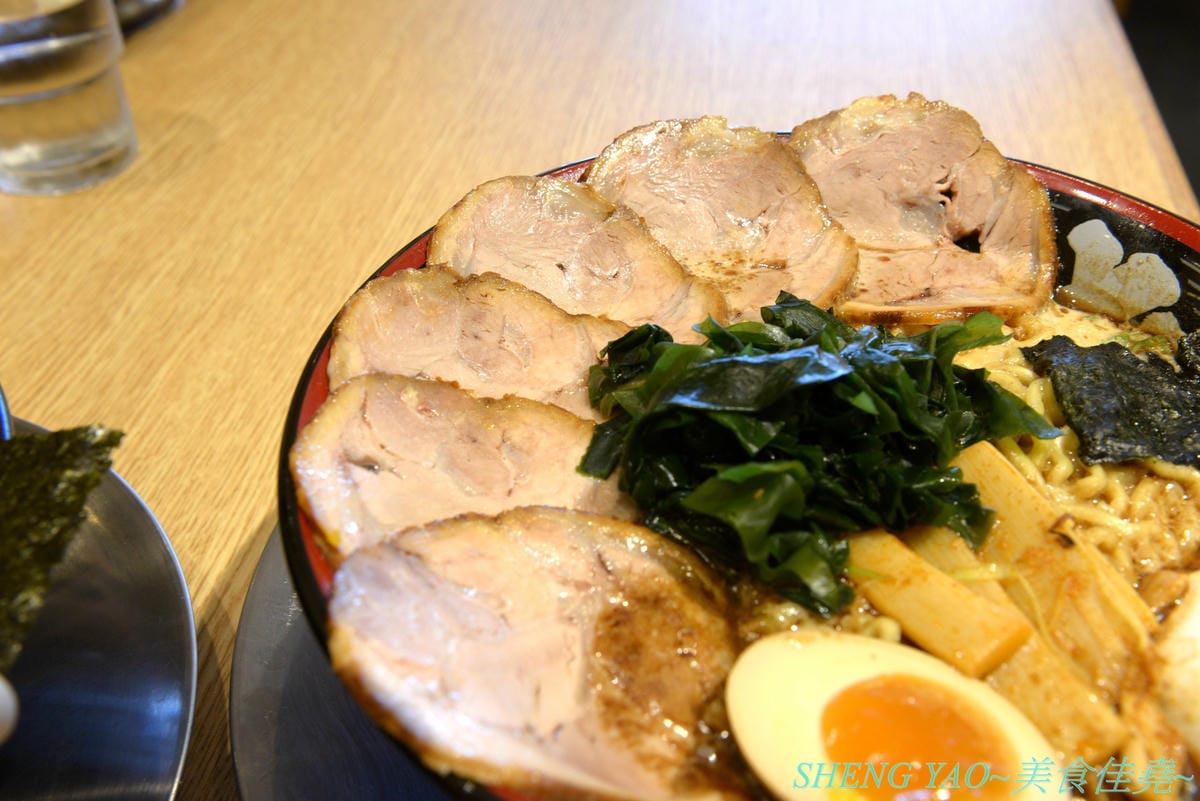 [台中梧棲]屯京拉麵 台中三井店 – 來自東京池袋的人氣豚骨拉麵店,來台灣開店7年台中終於也有分店,日本師傅駐店,湯頭味道濃厚不死鹹,口味討喜好吃,大碗份量不加價,1/1前消費滿888元有送拉麵/