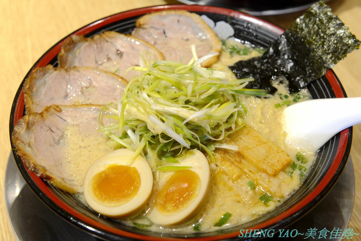 [台中梧棲]屯京拉麵 台中三井店 – 來自東京池袋的人氣豚骨拉麵店,來台灣開店7年台中終於也有分店,日本師傅駐店,湯頭味道濃厚不死鹹,口味討喜好吃,大碗份量不加價,1/1前消費滿888元有送拉麵/