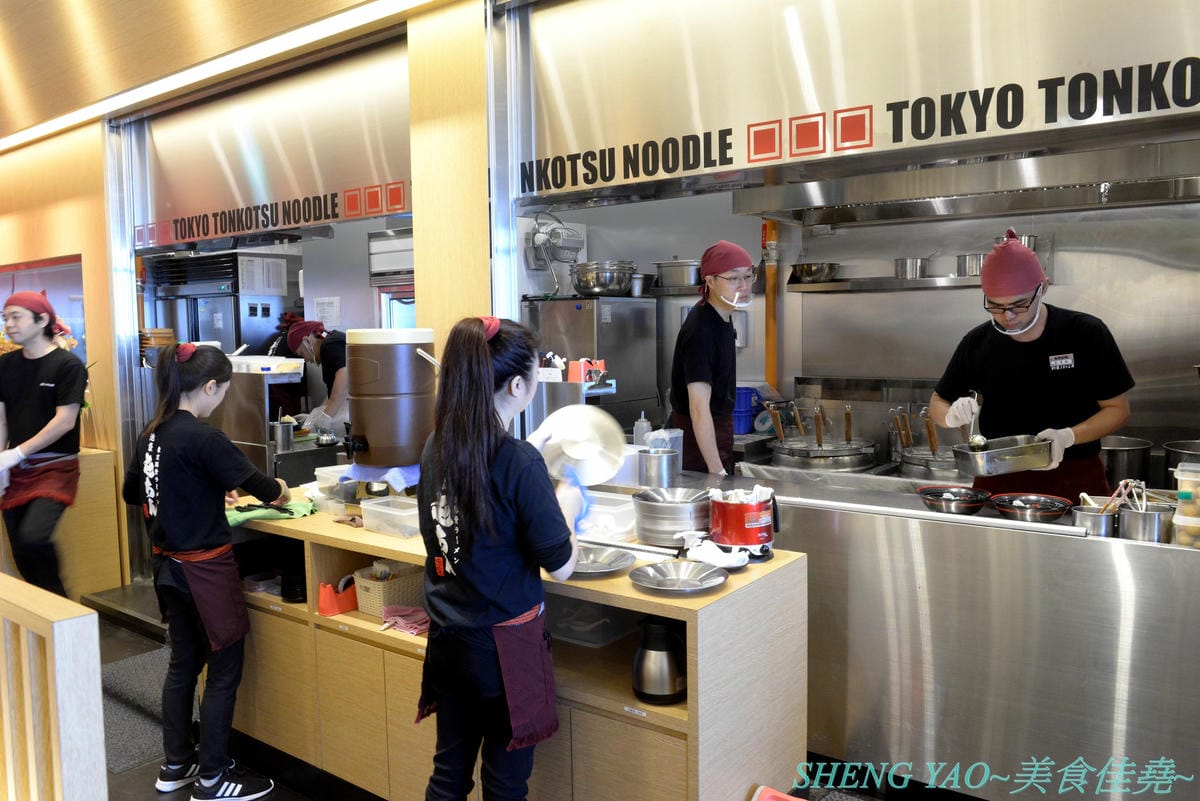 [台中梧棲]屯京拉麵 台中三井店 – 來自東京池袋的人氣豚骨拉麵店,來台灣開店7年台中終於也有分店,日本師傅駐店,湯頭味道濃厚不死鹹,口味討喜好吃,大碗份量不加價,1/1前消費滿888元有送拉麵/