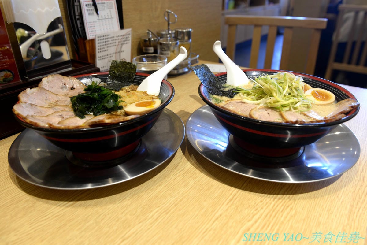 [台中梧棲]屯京拉麵 台中三井店 – 來自東京池袋的人氣豚骨拉麵店,來台灣開店7年台中終於也有分店,日本師傅駐店,湯頭味道濃厚不死鹹,口味討喜好吃,大碗份量不加價,1/1前消費滿888元有送拉麵/
