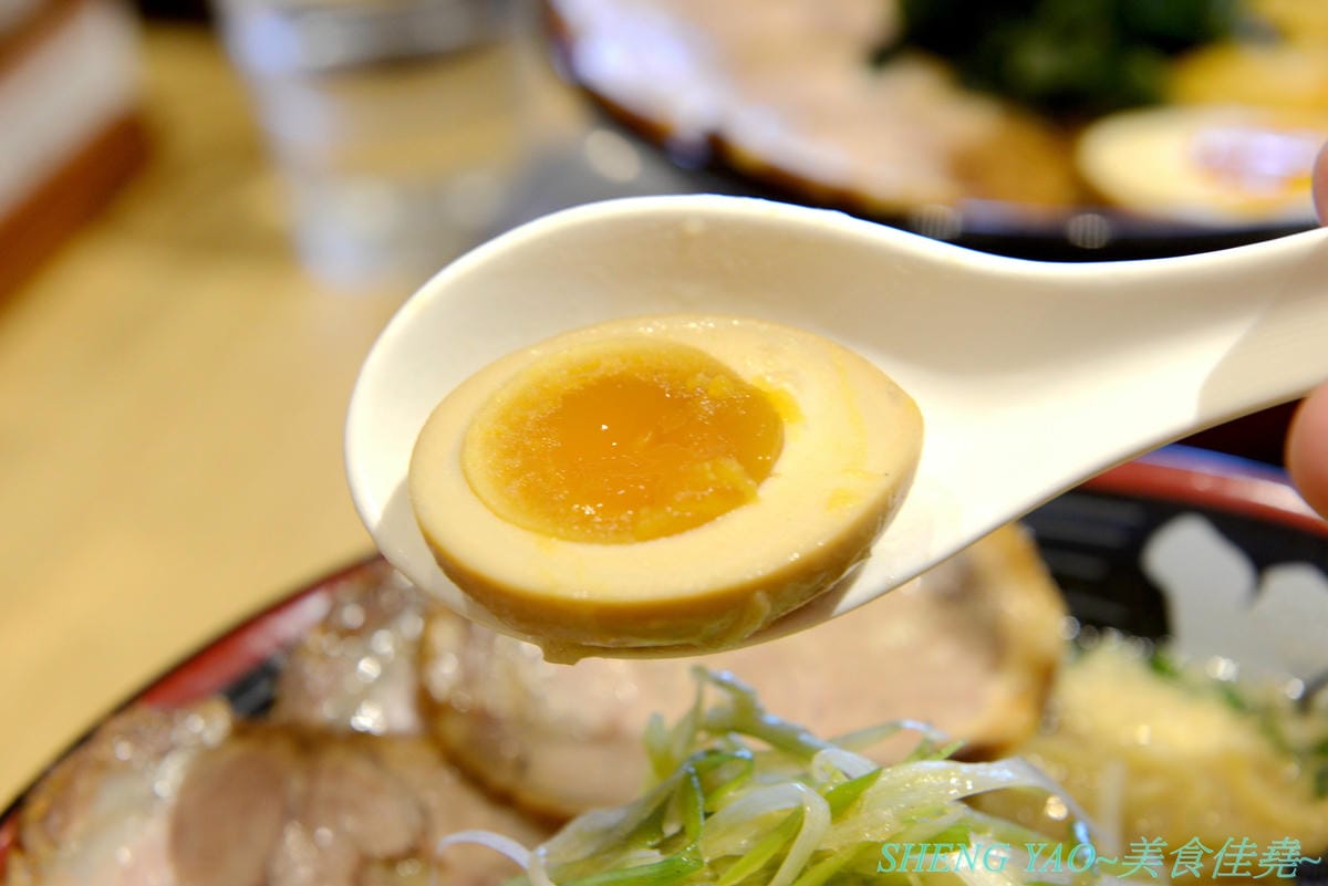 [台中梧棲]屯京拉麵 台中三井店 – 來自東京池袋的人氣豚骨拉麵店,來台灣開店7年台中終於也有分店,日本師傅駐店,湯頭味道濃厚不死鹹,口味討喜好吃,大碗份量不加價,1/1前消費滿888元有送拉麵/