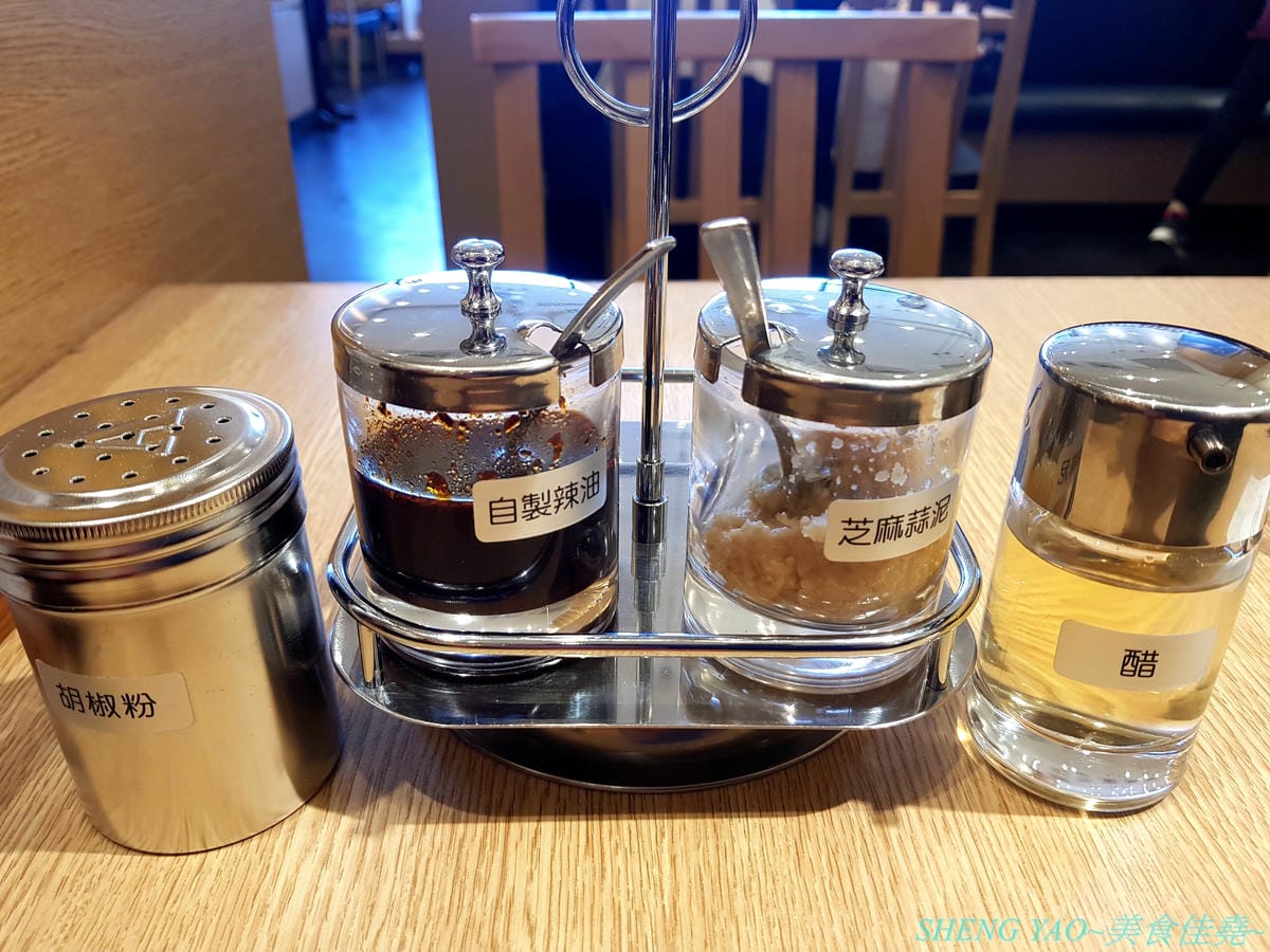[台中梧棲]屯京拉麵 台中三井店 – 來自東京池袋的人氣豚骨拉麵店,來台灣開店7年台中終於也有分店,日本師傅駐店,湯頭味道濃厚不死鹹,口味討喜好吃,大碗份量不加價,1/1前消費滿888元有送拉麵/