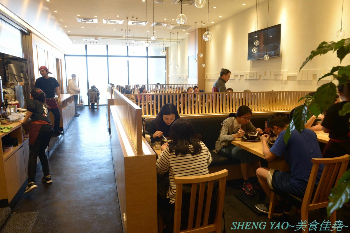 [台中梧棲]屯京拉麵 台中三井店 – 來自東京池袋的人氣豚骨拉麵店,來台灣開店7年台中終於也有分店,日本師傅駐店,湯頭味道濃厚不死鹹,口味討喜好吃,大碗份量不加價,1/1前消費滿888元有送拉麵/