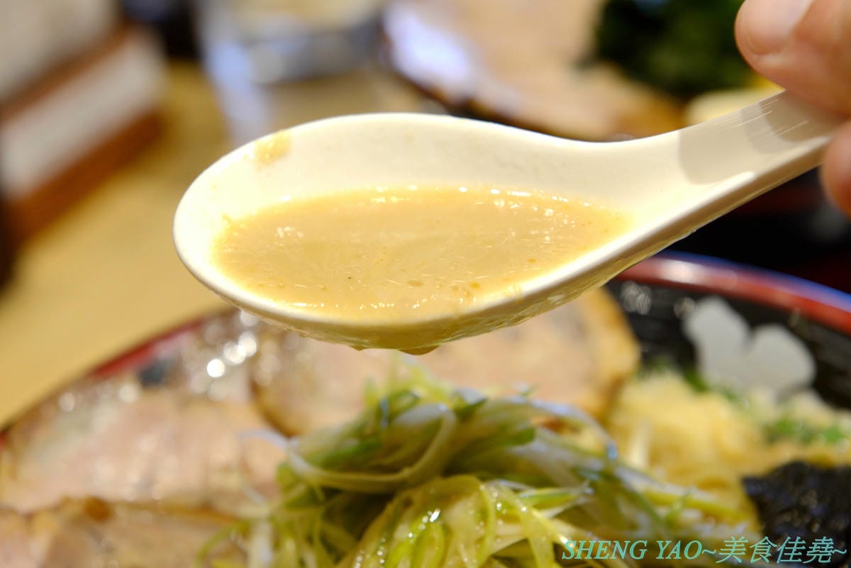 [台中梧棲]屯京拉麵 台中三井店 – 來自東京池袋的人氣豚骨拉麵店,來台灣開店7年台中終於也有分店,日本師傅駐店,湯頭味道濃厚不死鹹,口味討喜好吃,大碗份量不加價,1/1前消費滿888元有送拉麵/
