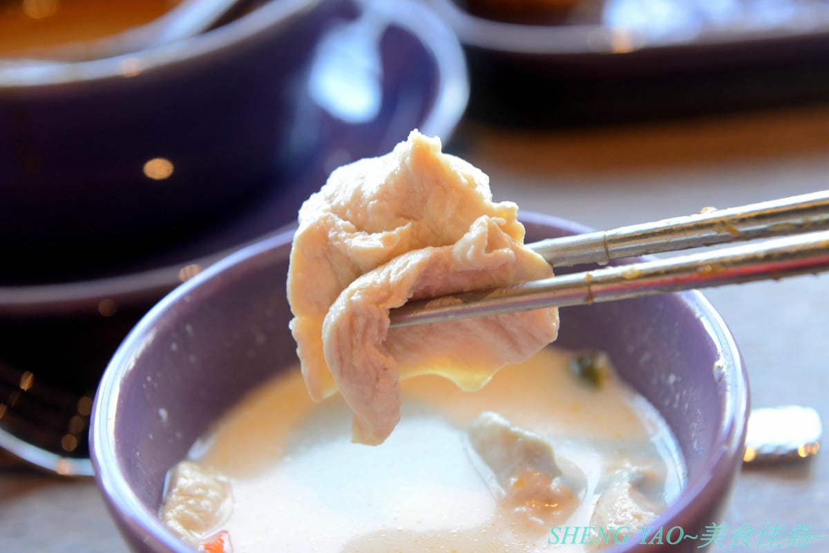[台中梧棲]Nara Thai Cuisine 台中三井店- 連續十年獲得泰國雜誌票選最佳泰國菜餐廳,被譽為到泰國旅遊必吃的知名泰國菜餐廳,不用飛曼谷台中就吃得到,口味看個人,價格略高,金錢蝦餅還不錯吃。