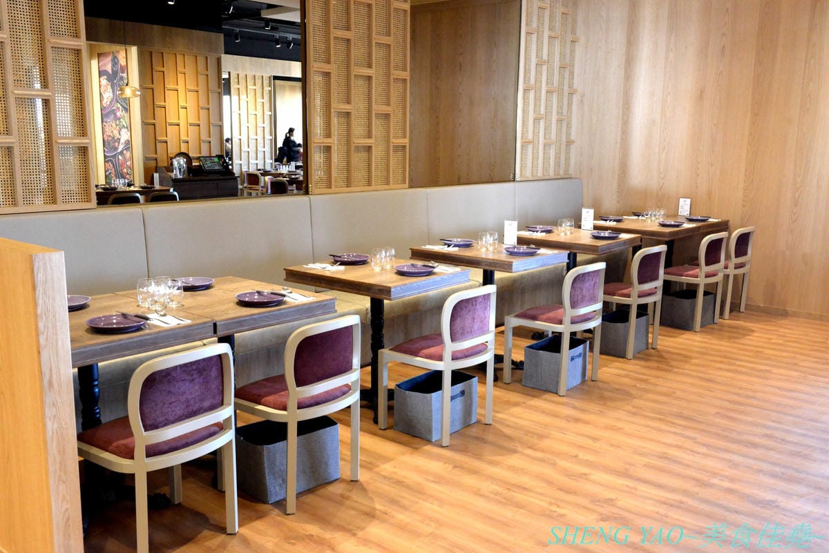 [台中梧棲]Nara Thai Cuisine 台中三井店- 連續十年獲得泰國雜誌票選最佳泰國菜餐廳,被譽為到泰國旅遊必吃的知名泰國菜餐廳,不用飛曼谷台中就吃得到,口味看個人,價格略高,金錢蝦餅還不錯吃。