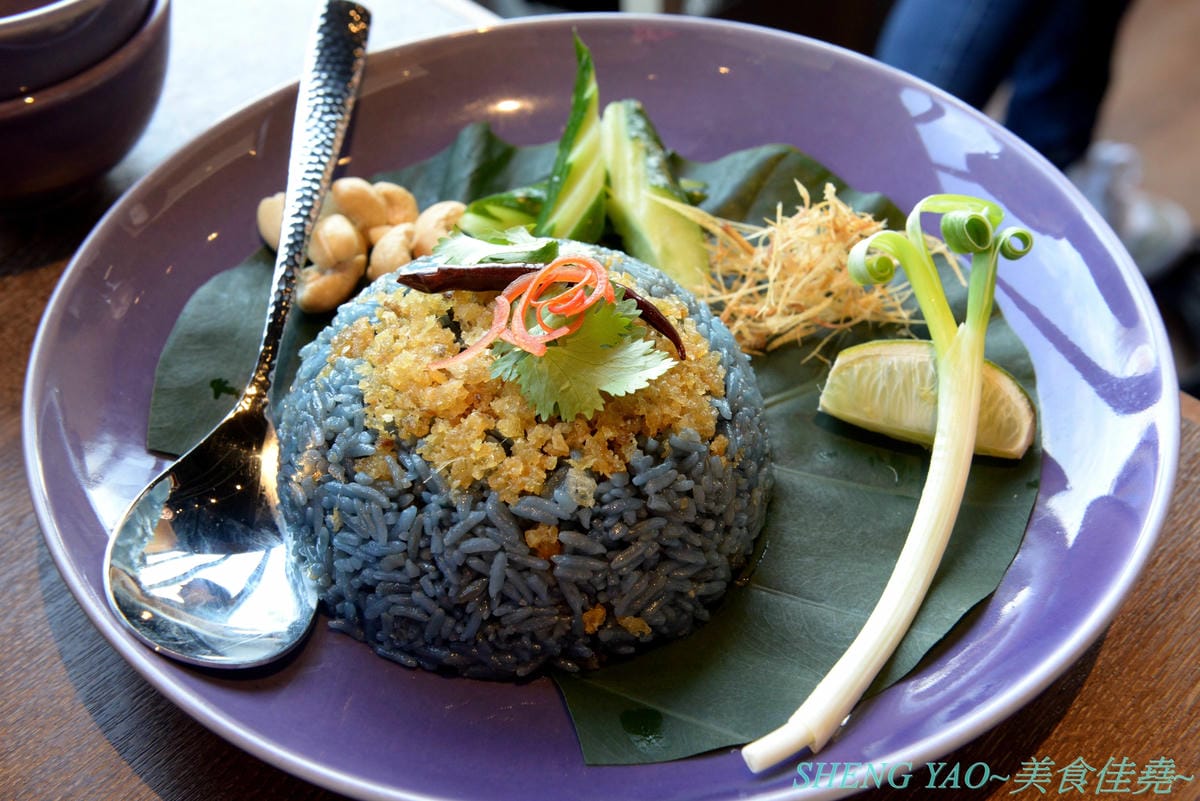 [台中梧棲]Nara Thai Cuisine 台中三井店- 連續十年獲得泰國雜誌票選最佳泰國菜餐廳,被譽為到泰國旅遊必吃的知名泰國菜餐廳,不用飛曼谷台中就吃得到,口味看個人,價格略高,金錢蝦餅還不錯吃。