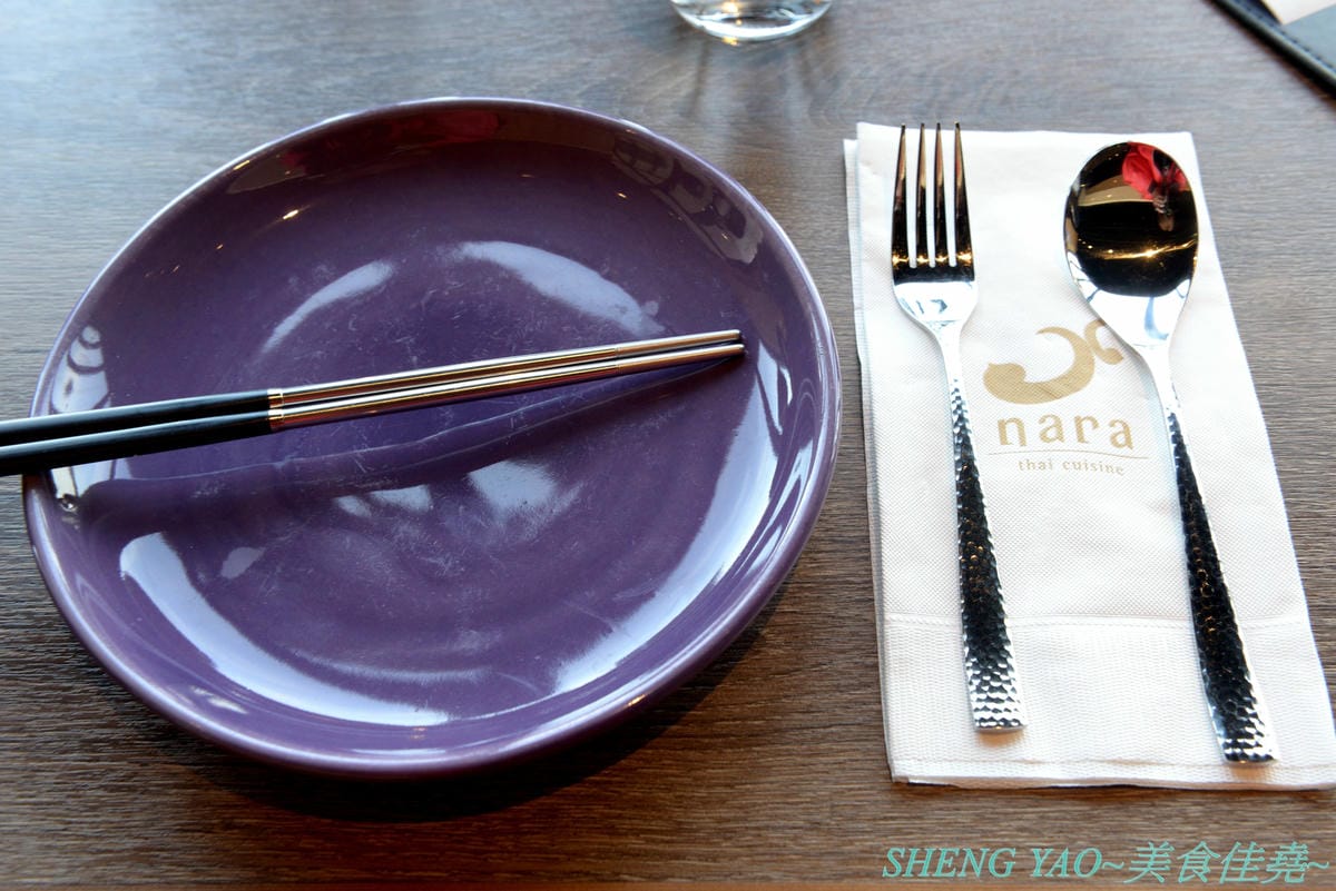 [台中梧棲]Nara Thai Cuisine 台中三井店- 連續十年獲得泰國雜誌票選最佳泰國菜餐廳,被譽為到泰國旅遊必吃的知名泰國菜餐廳,不用飛曼谷台中就吃得到,口味看個人,價格略高,金錢蝦餅還不錯吃。