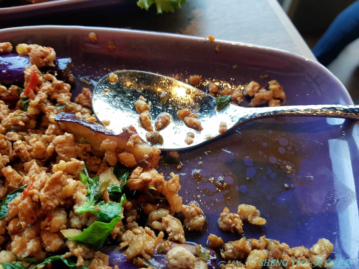 [台中梧棲]Nara Thai Cuisine 台中三井店- 連續十年獲得泰國雜誌票選最佳泰國菜餐廳,被譽為到泰國旅遊必吃的知名泰國菜餐廳,不用飛曼谷台中就吃得到,口味看個人,價格略高,金錢蝦餅還不錯吃。