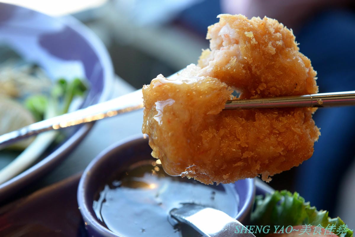 [台中梧棲]Nara Thai Cuisine 台中三井店- 連續十年獲得泰國雜誌票選最佳泰國菜餐廳,被譽為到泰國旅遊必吃的知名泰國菜餐廳,不用飛曼谷台中就吃得到,口味看個人,價格略高,金錢蝦餅還不錯吃。