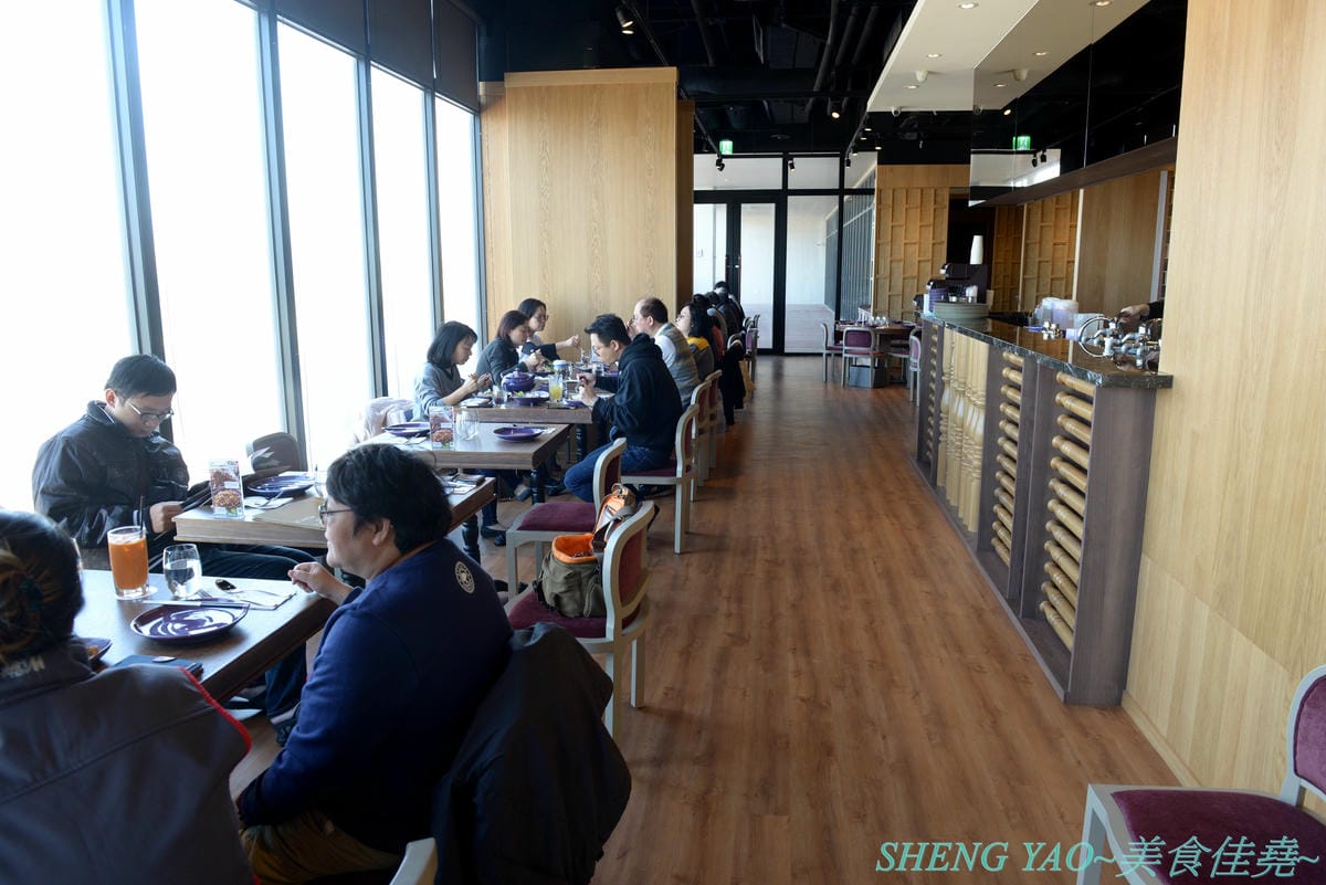 [台中梧棲]Nara Thai Cuisine 台中三井店- 連續十年獲得泰國雜誌票選最佳泰國菜餐廳,被譽為到泰國旅遊必吃的知名泰國菜餐廳,不用飛曼谷台中就吃得到,口味看個人,價格略高,金錢蝦餅還不錯吃。