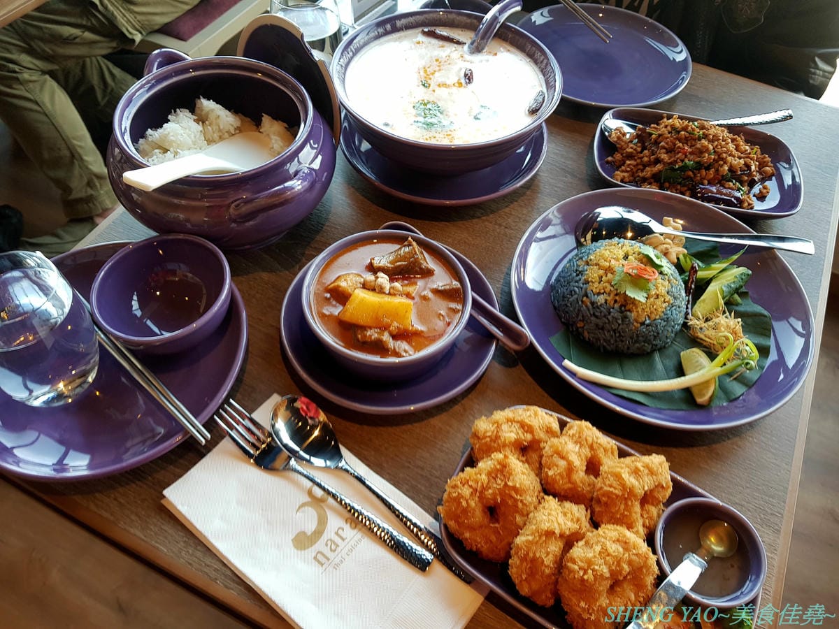 [台中梧棲]Nara Thai Cuisine 台中三井店- 連續十年獲得泰國雜誌票選最佳泰國菜餐廳,被譽為到泰國旅遊必吃的知名泰國菜餐廳,不用飛曼谷台中就吃得到,口味看個人,價格略高,金錢蝦餅還不錯吃。