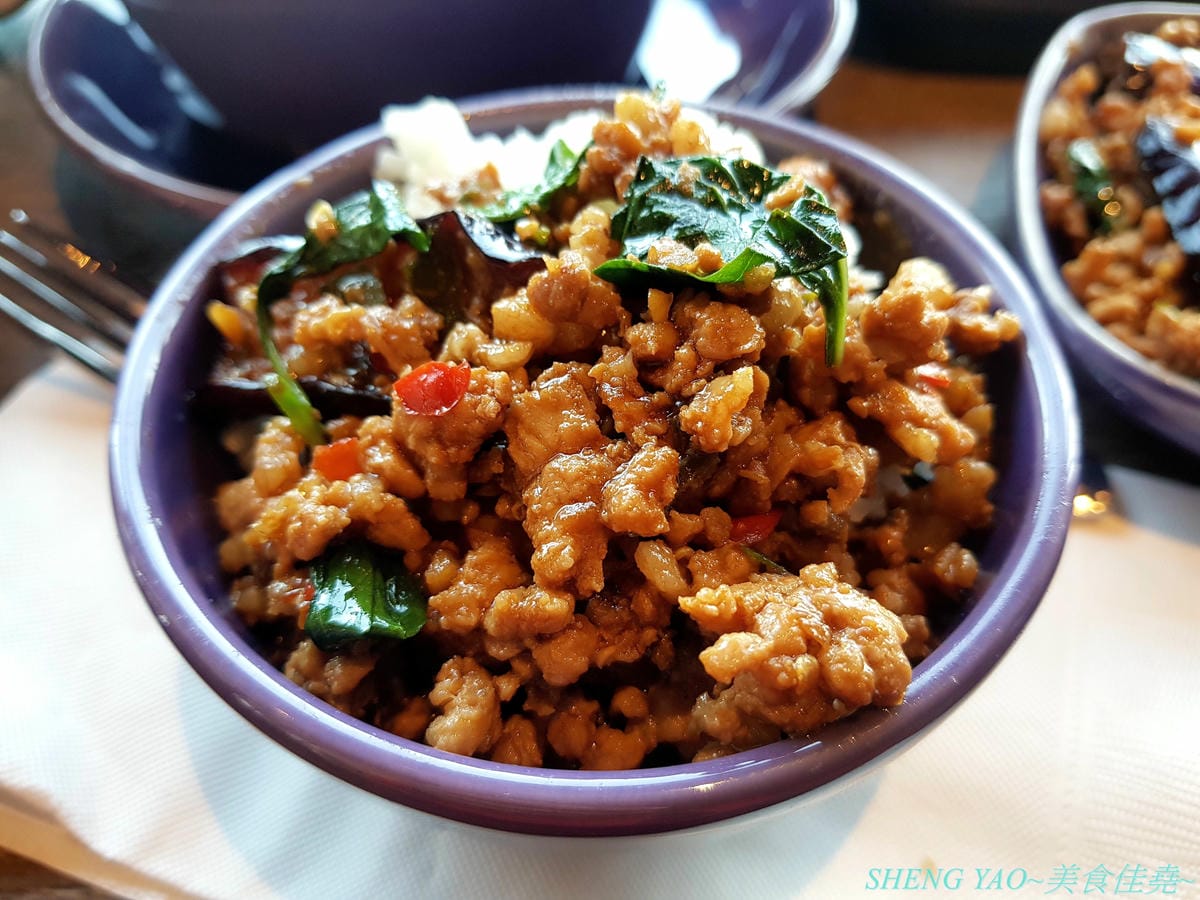 [台中梧棲]Nara Thai Cuisine 台中三井店- 連續十年獲得泰國雜誌票選最佳泰國菜餐廳,被譽為到泰國旅遊必吃的知名泰國菜餐廳,不用飛曼谷台中就吃得到,口味看個人,價格略高,金錢蝦餅還不錯吃。