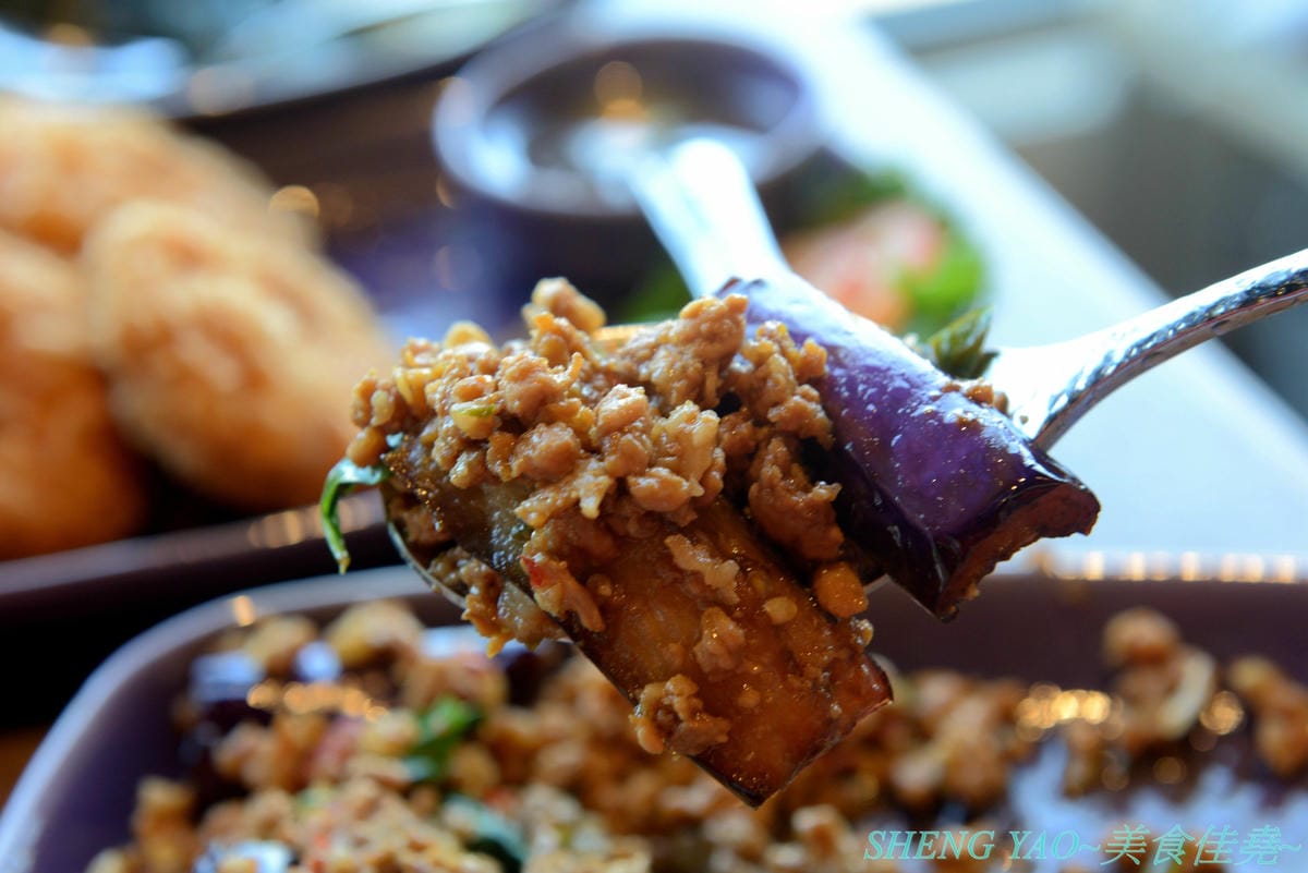 [台中梧棲]Nara Thai Cuisine 台中三井店- 連續十年獲得泰國雜誌票選最佳泰國菜餐廳,被譽為到泰國旅遊必吃的知名泰國菜餐廳,不用飛曼谷台中就吃得到,口味看個人,價格略高,金錢蝦餅還不錯吃。