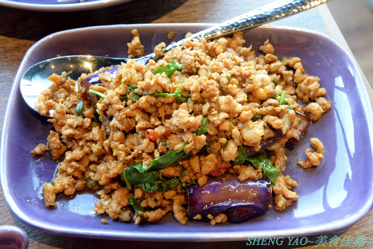 [台中梧棲]Nara Thai Cuisine 台中三井店- 連續十年獲得泰國雜誌票選最佳泰國菜餐廳,被譽為到泰國旅遊必吃的知名泰國菜餐廳,不用飛曼谷台中就吃得到,口味看個人,價格略高,金錢蝦餅還不錯吃。