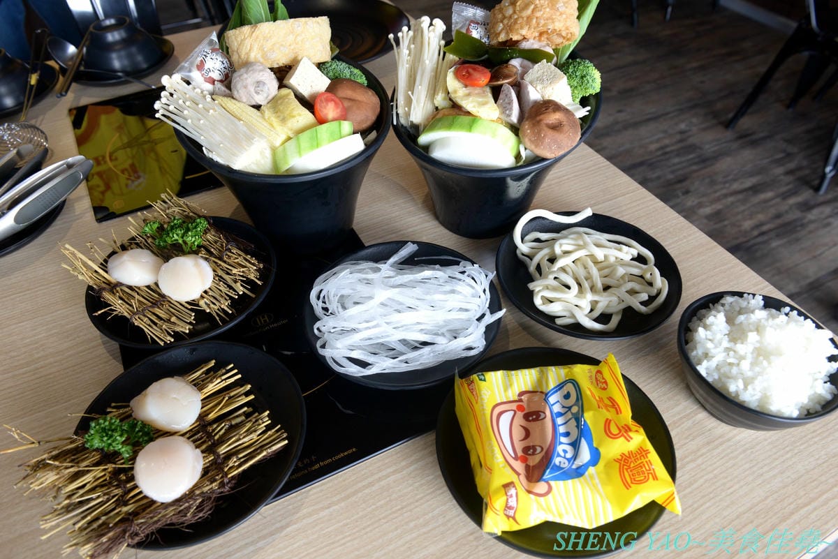 [台中沙鹿]絕品火鍋 新店面新菜單 – 海線指標性火鍋店,最強蒸氣火鍋,新店面停車更方便了,新推出絕地豪華蒸氣火鍋和個人精緻小龍蝦鍋,一個人或是多人來吃都非常推薦,大推個人精緻小龍蝦鍋,