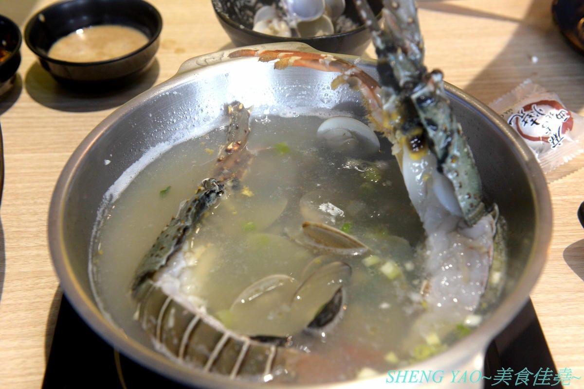 [台中沙鹿]絕品火鍋 新店面新菜單 – 海線指標性火鍋店,最強蒸氣火鍋,新店面停車更方便了,新推出絕地豪華蒸氣火鍋和個人精緻小龍蝦鍋,一個人或是多人來吃都非常推薦,大推個人精緻小龍蝦鍋,